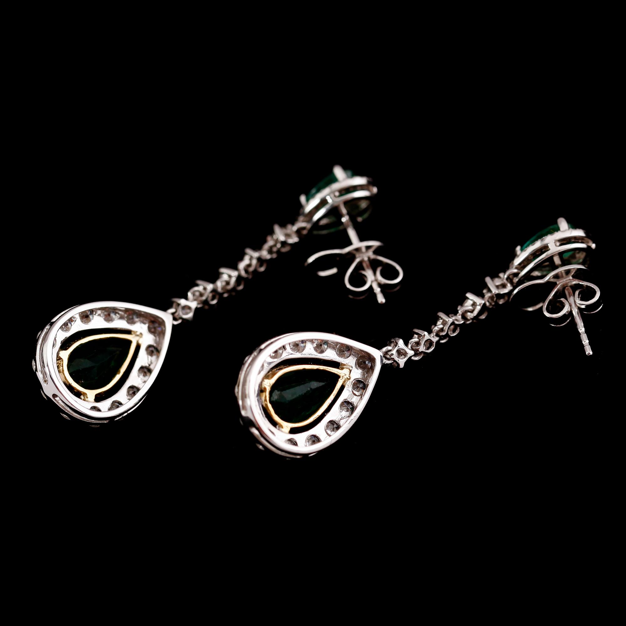 ÖRHÄNGEN, 1 par, 18 k guld och vitguld, smaragder totalt 3.72 ct, diamanter totalt 1.58 ct.