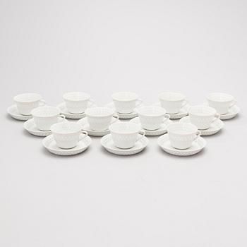 FRIEDL HOLZER-KJELLBERG, ASTIASTO, 34 osaa, "Helmi", riisiposliinia, signeeratut F.H.Kj. Arabia Finland.