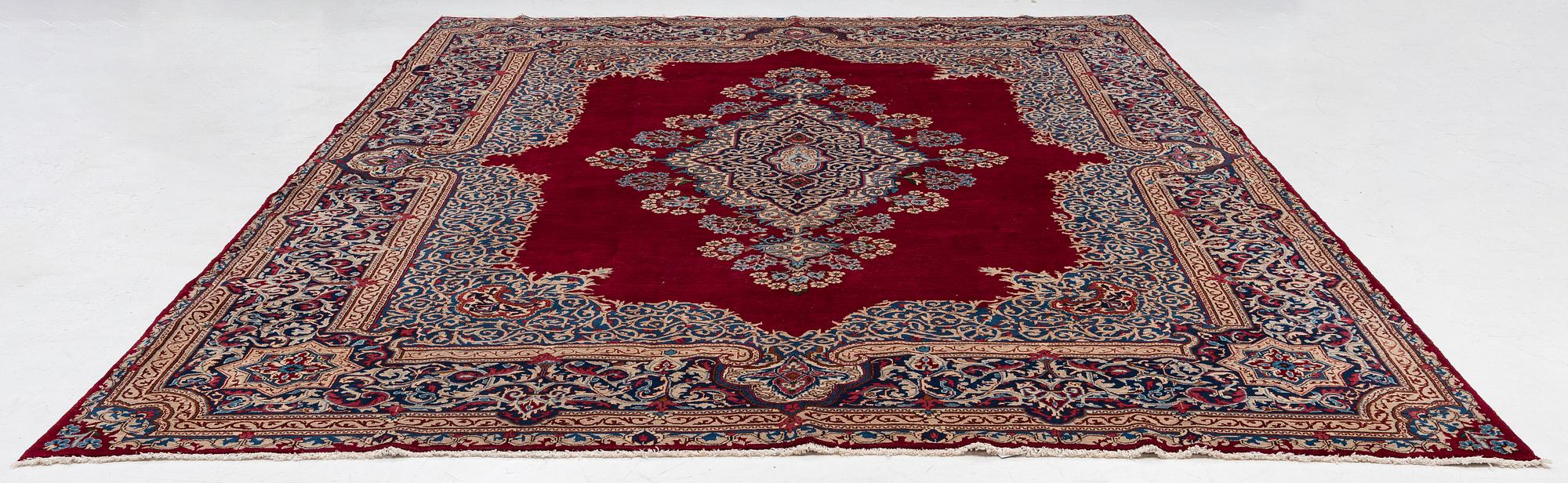 A Yazd carpet, approx. 418 × 297 cm.