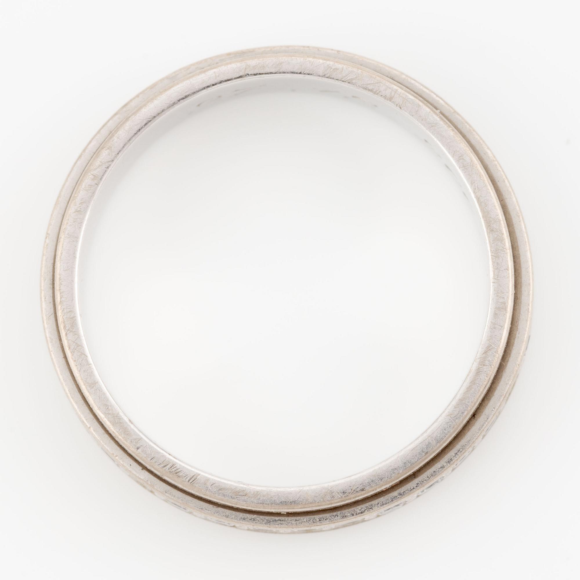 Piaget, alliansring, "Possession", 18K vitguld med briljantslipade diamanter.