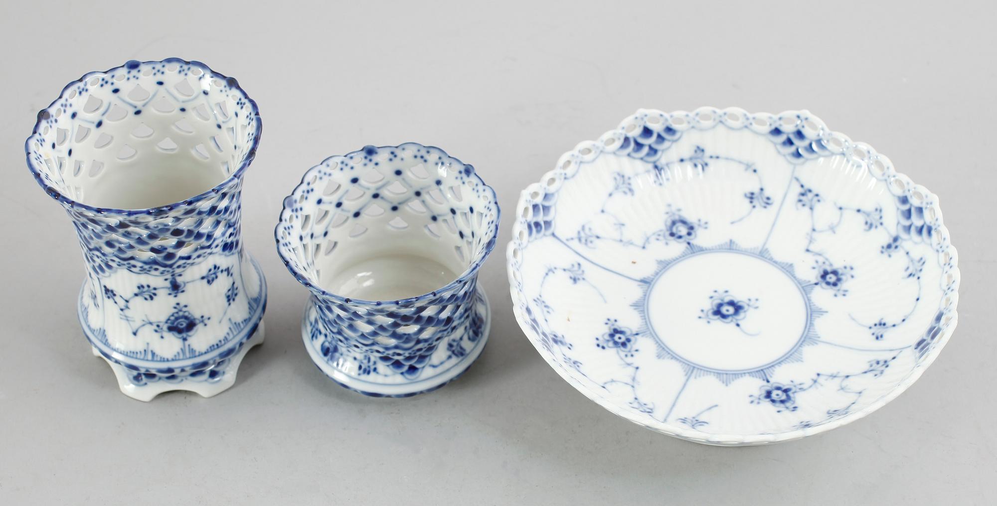 SKÅL SAMT VASER, 2 st, porslin, Royal Copenhagen.