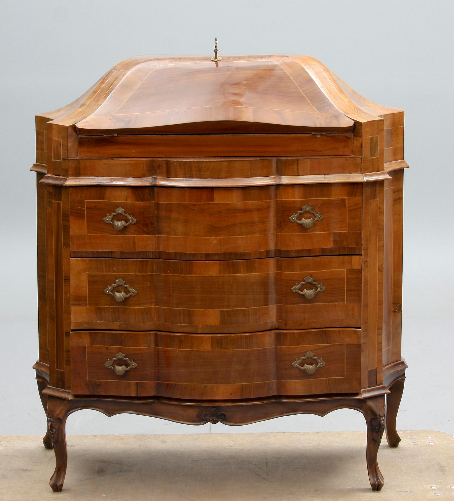 SNEDKLAFFSEKRETÄR, senbarockstil, 1900-tal.