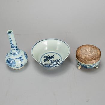A group of blue and white porcelain, Ming dynasty, 17th Century. (3 pieces).