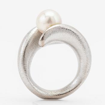 Ole Lynggaard, ring, 18k white gold with pearl.