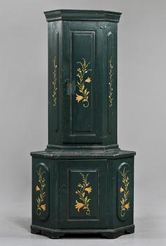 HÖRNSKÅP, allmoge, 1800-tal.