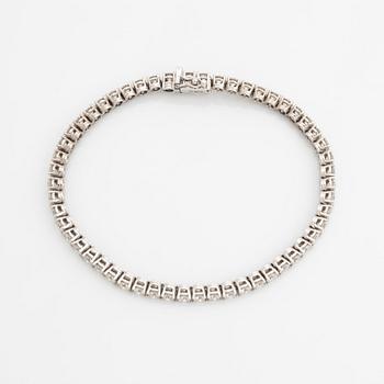 Brilliant-cut diamond tennis bracelet.