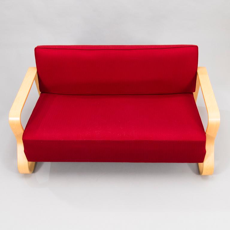 ALVAR AALTO, A late 20th-century '544' sofa for Artek.