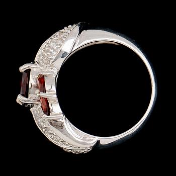 RING, sterlingsilver, röda granater tot ca 1.96 ct, vita topaser tot ca 1.00 ct.