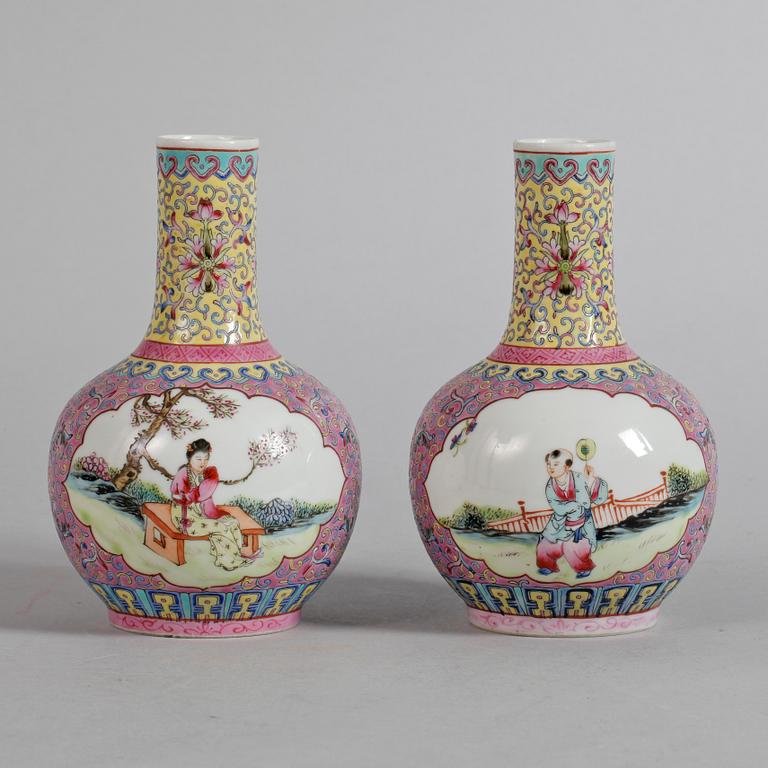 VASER, ett par, porslin, Kina, 1900-tal.