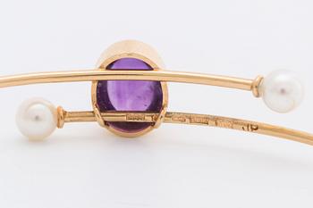 BANGLE 18K gold w 1 cabochon-cut amethyst approx 11 x 7 mm and 2 cultured pearls approx 5 mm, 1962.