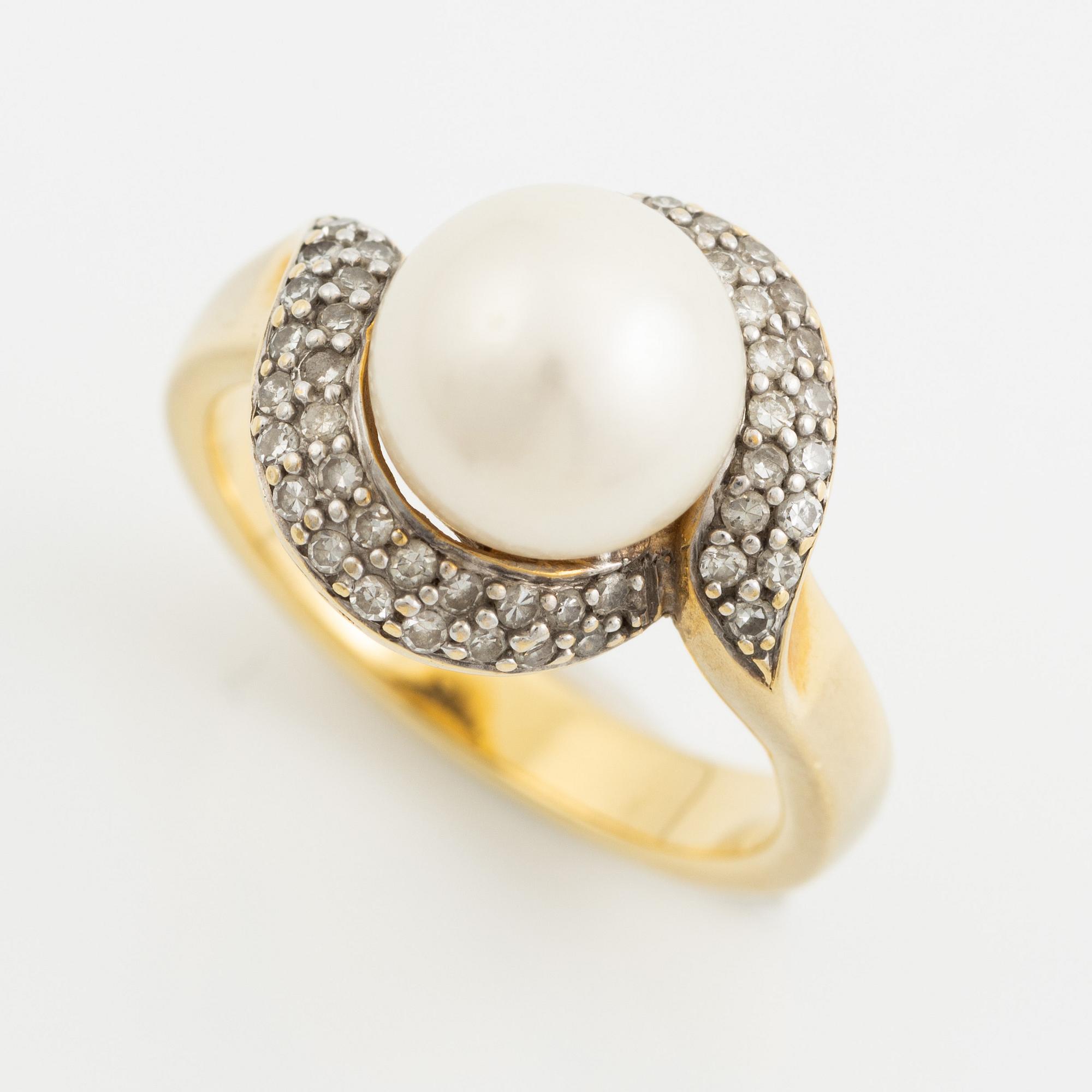 Ring 18K gold with a cultured pearl and round brilliant-cut diamonds.