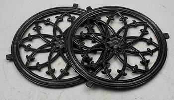 FASADVENTILER/FÖNSTER, ett par. Gjutjärn, 1800-talets slut.