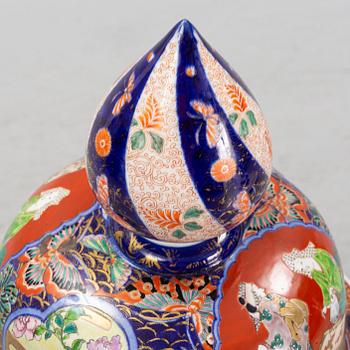 A lidded porcelain urn, Japan, second half of the 20th Century.