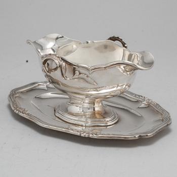 Såsskål på fat, silver 950/1000, icke identifierad mästarstämpel, troligen Paris efter 1838. Louis XV-stil.