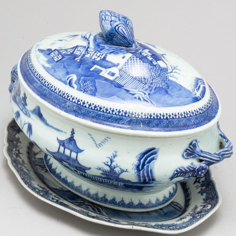 A blue and white export porcelain tureen with cover and a serving dish, Qing dynasty, Qianlong (1736-95).