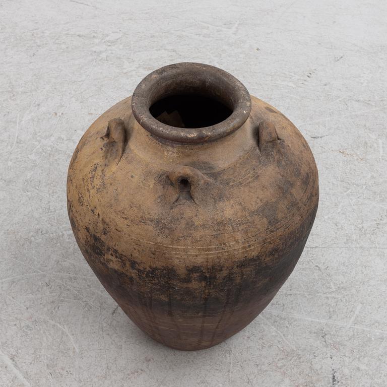 A ceramic urn, 19th century or older.