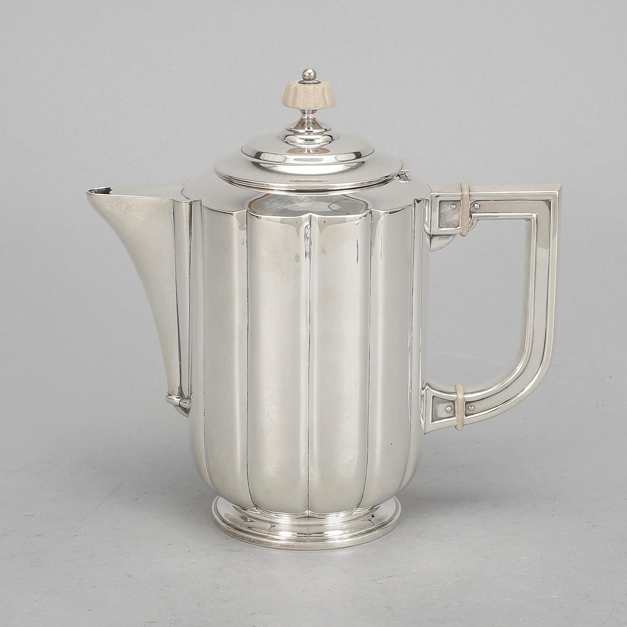 KAFFEKANNA, silver, oidentifierade, otydliga stämplar, 1900-tal. Vikt ca 612g.