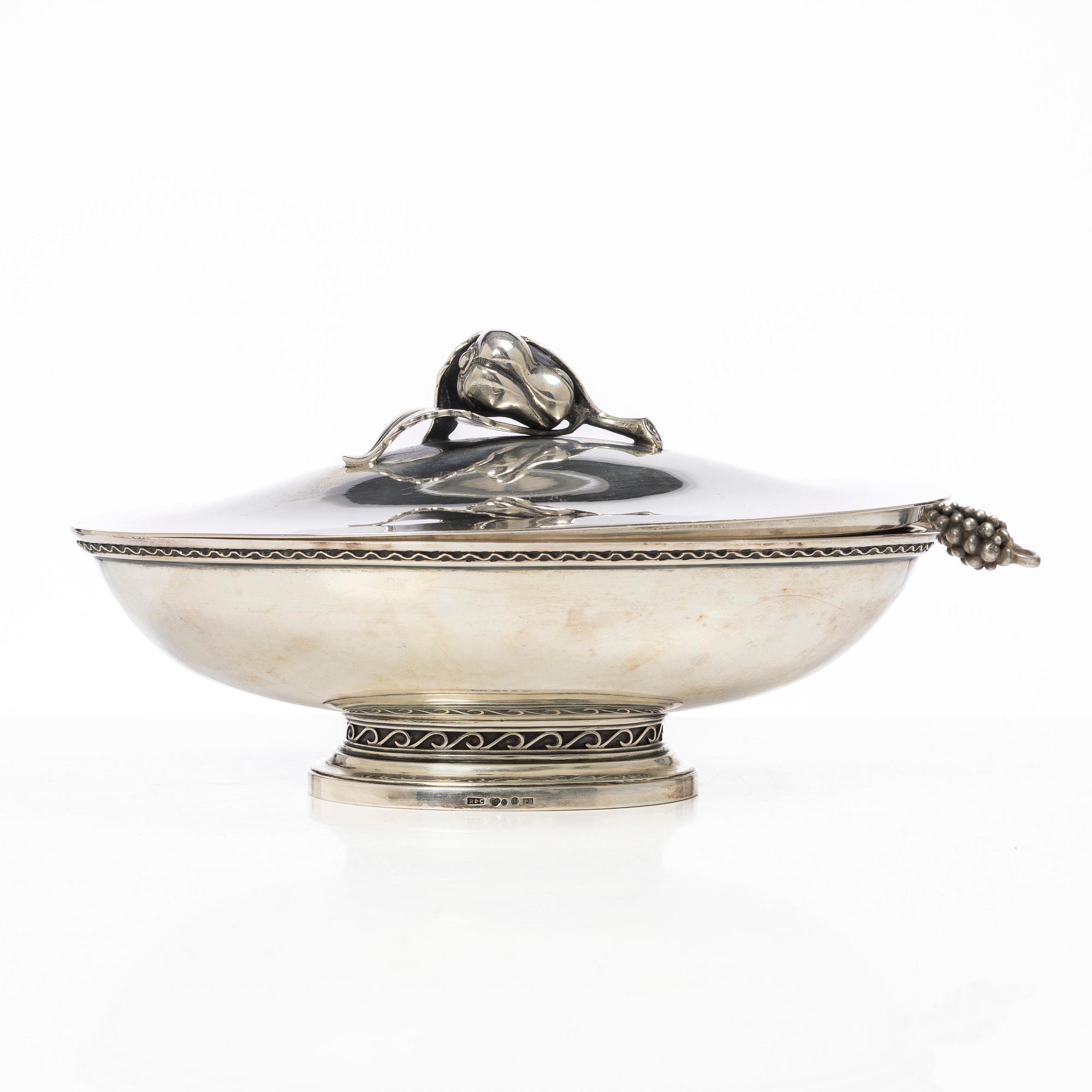 Eric Råström, lockskål, silver, Stockholm 1917, samt sked, J E Skreij, Falun 1927.