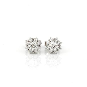 ÖRHÄNGEN, ett par, 18K vitguld med två briljantslipade diamanter tot ca 0,40 ct och små diamanter tot ca 0,20 ct.