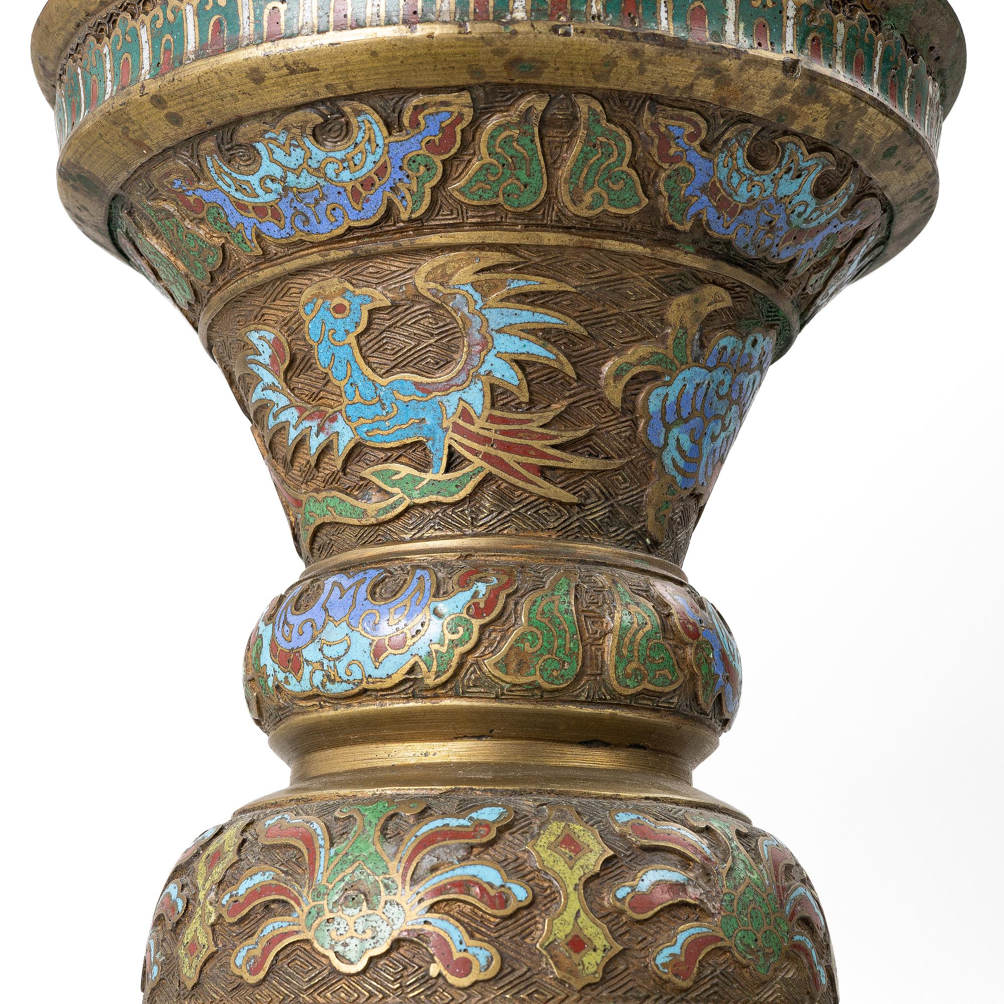 Ytterfoder med piedestal, cloisonné på mässing, Kina, omkring 1900.