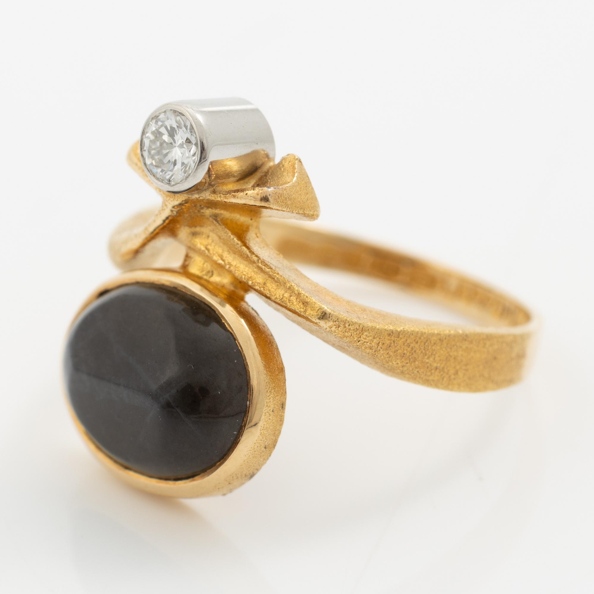 Lapponia, ring 18K gold with a blue stone likely of feldspar and a round brilliant-cut diamond, Finland 1978.