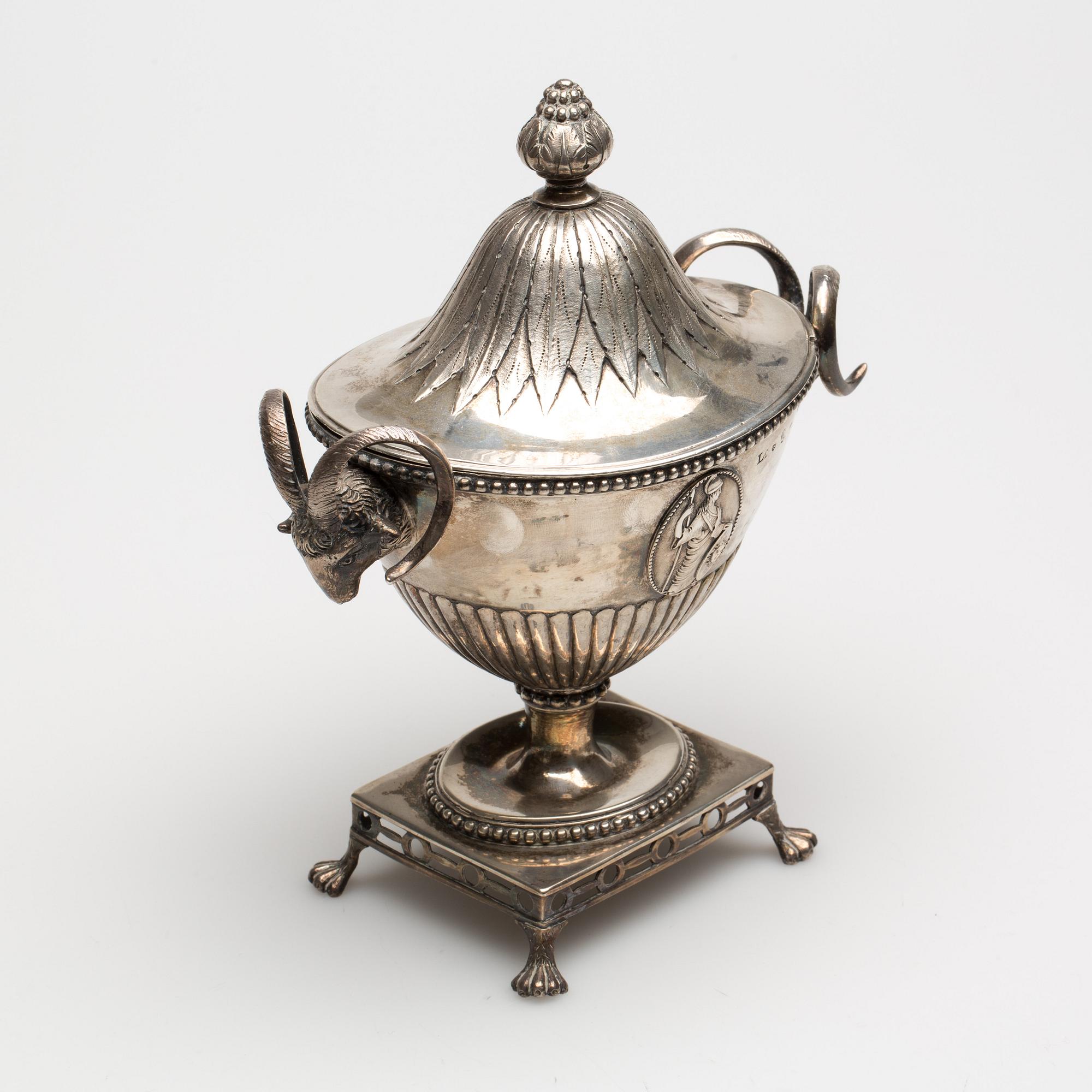 STRÖSOCKERSKÅL, silver, Johan Ekholm, Stockholm, 1795. Vikt ca 611 g.