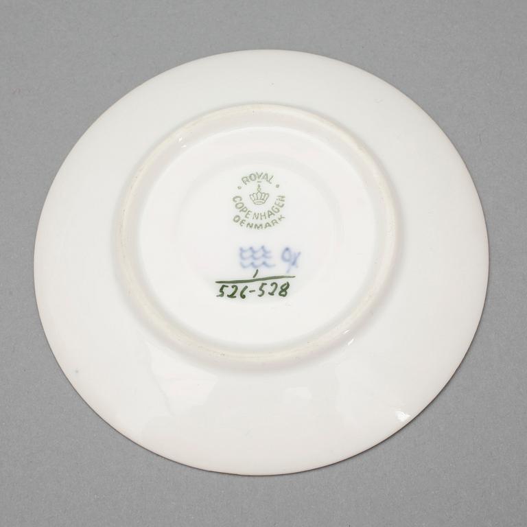 MATSERVIS, 74 delar. Porslin. Musselmalet. Royal Copenhagen.