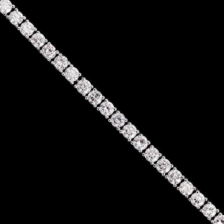 ARMBAND, 18 k vitguld, Rivière, 56 briljantslipade diamanter tot 5.33 ct.