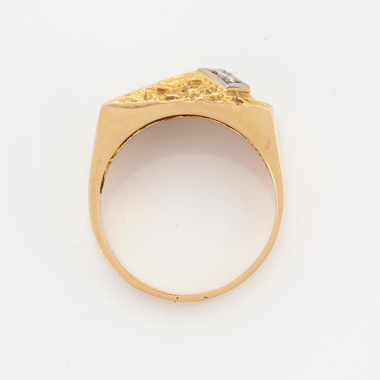 Klackring  18K guld med briljantslipad diamant.