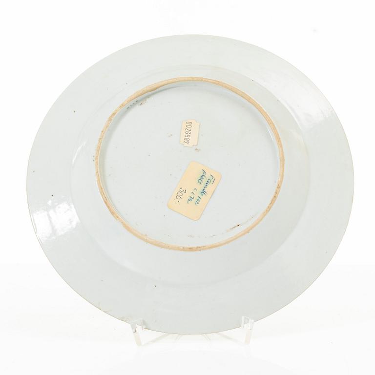 Tallrikar, tre stycken, porslin. Qingdynastin, 1700-tal.