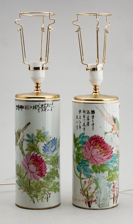 BORDSLAMPOR, 1 par, porslin, Kina, 1900-talets andra hälft.