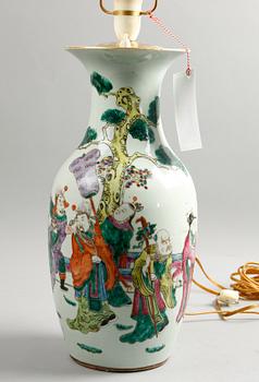 BORDSLAMPA/URNA. Kina, porslin. 1900-tal.