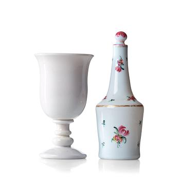 246. POKAL på FOT samt FLASKA med PROPP, vittglas. Ryssland, tidigt 1800-tal.