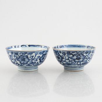 A pair of blue and white porcelain bowls, Qing dynasty, Kangxi (1662-1722).