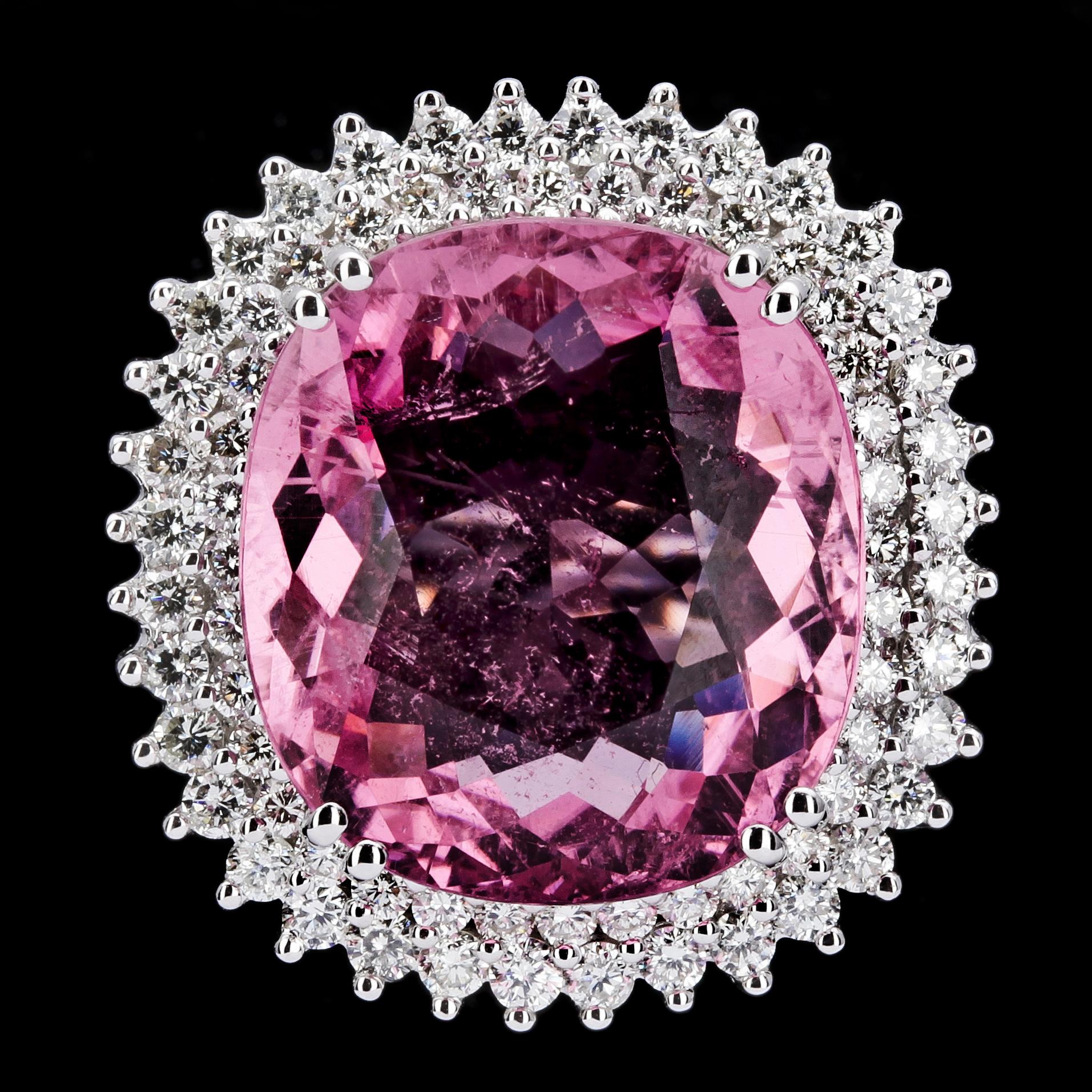 RING, rosa fasettslipad turmalin, 12.27 ct med briljantslipade diamanter, tot. 1.20 ct.