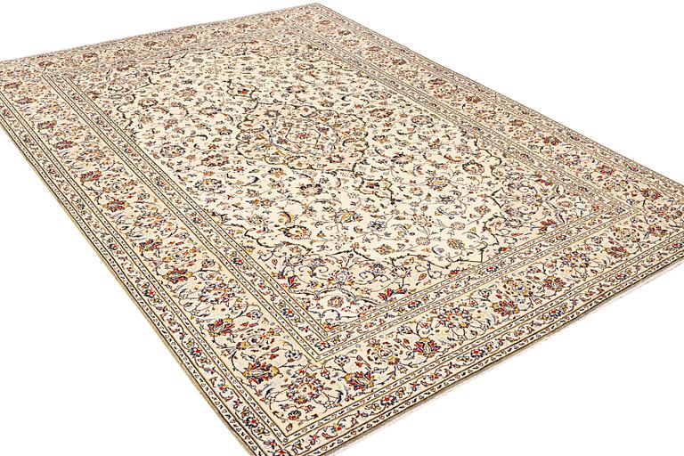 A Kashan rug, a. 347 x 250 cm.