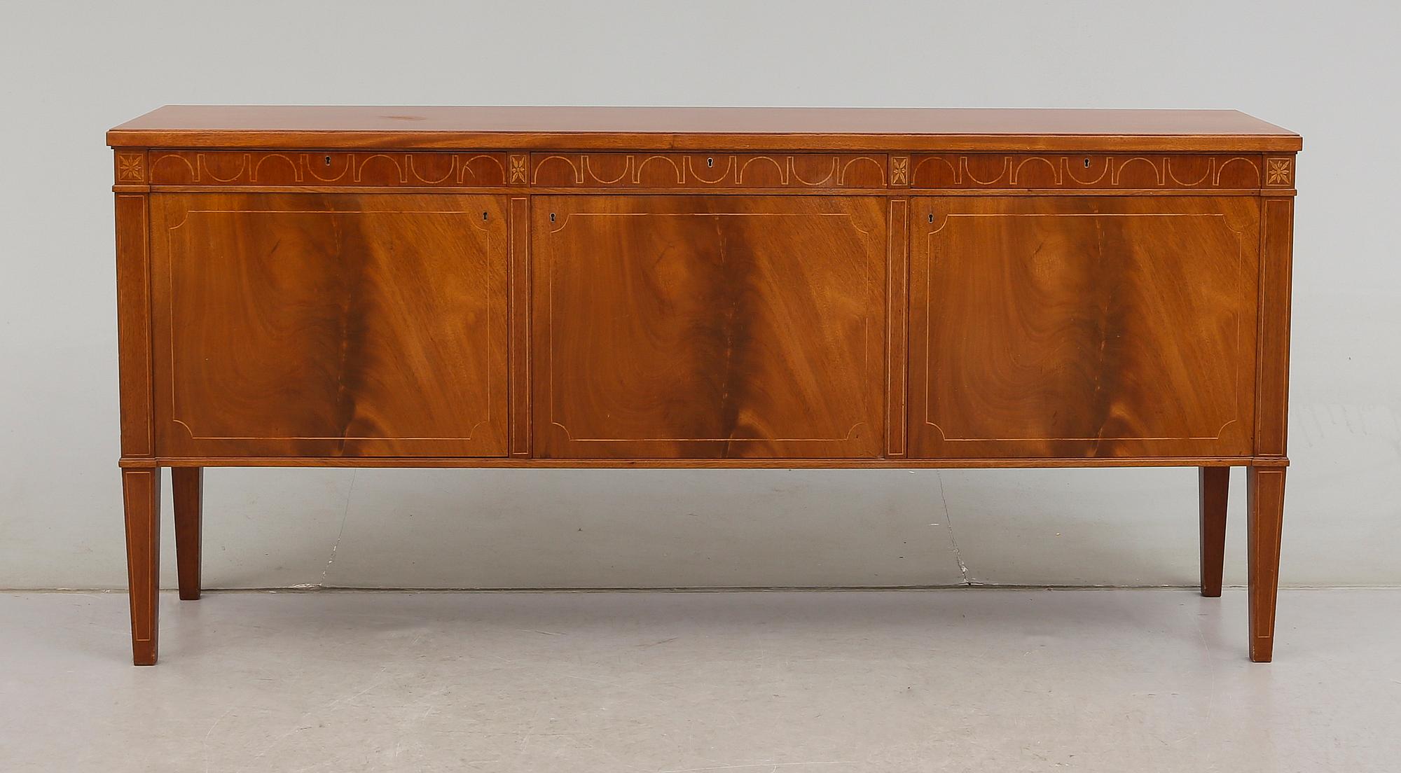 SIDEBOARD, 1900-talets första hälft.