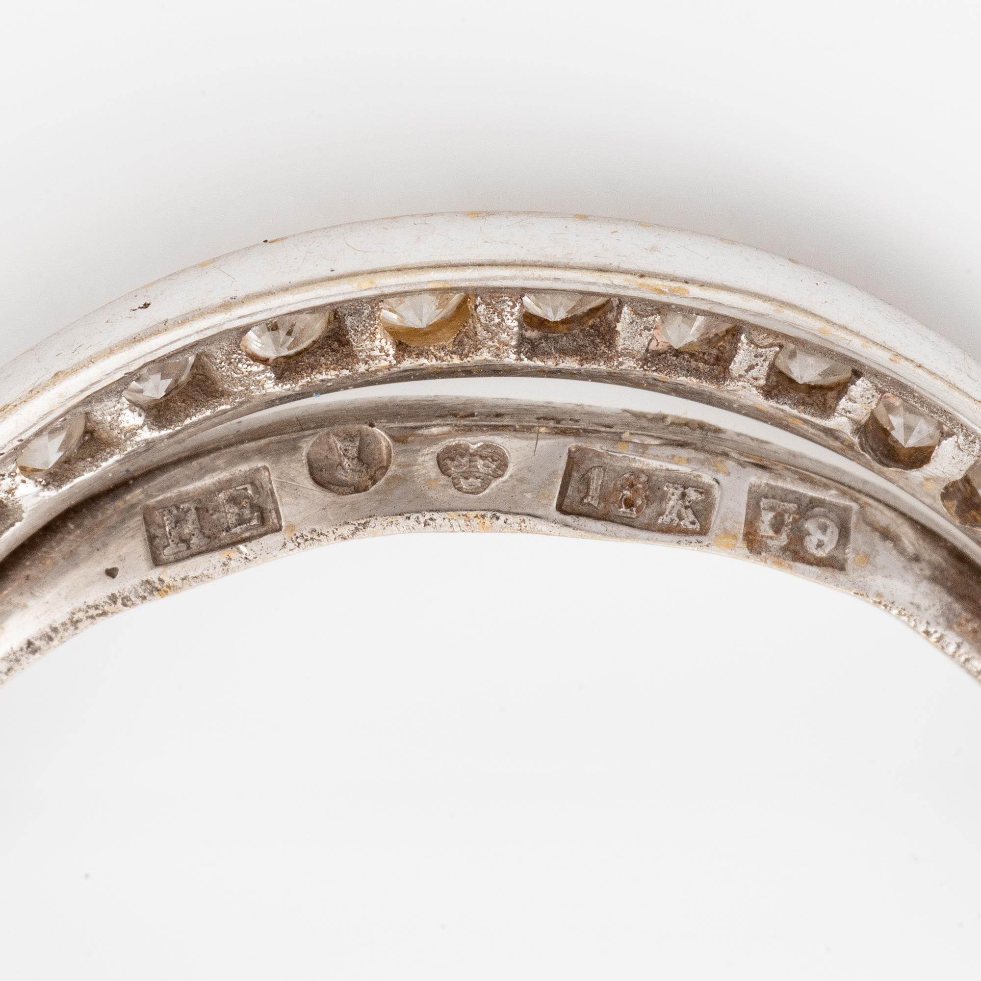 Brosch, Engelbert, i form av månskära, 18K vitguld med diamanter.