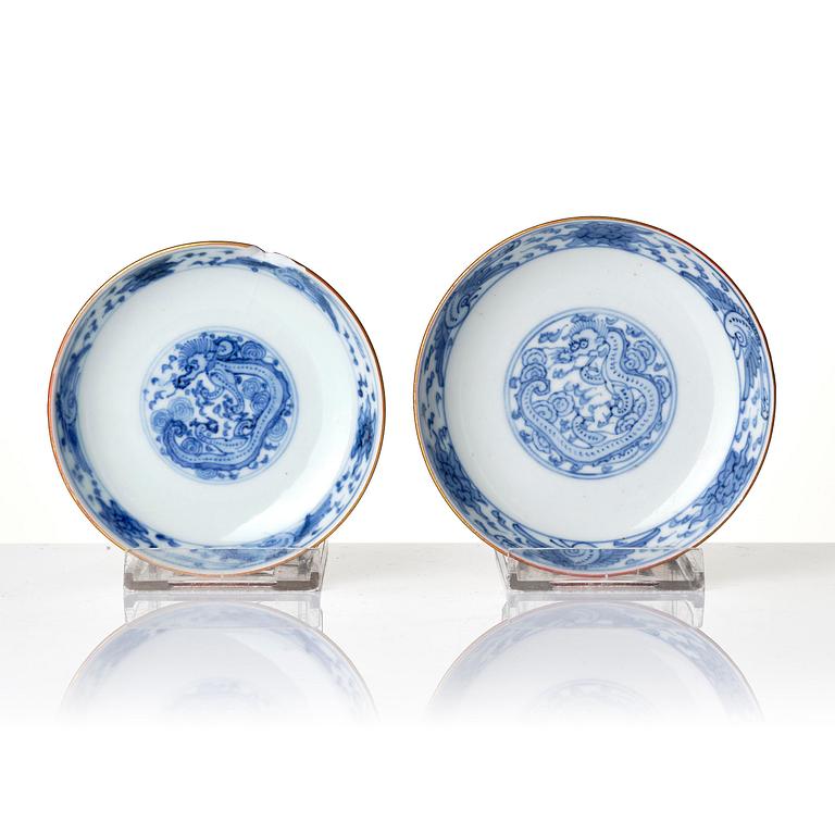 A group of 13 red and gold decorated blue and white bowls with dragon and crane motif, Meiji period (1868-1912).