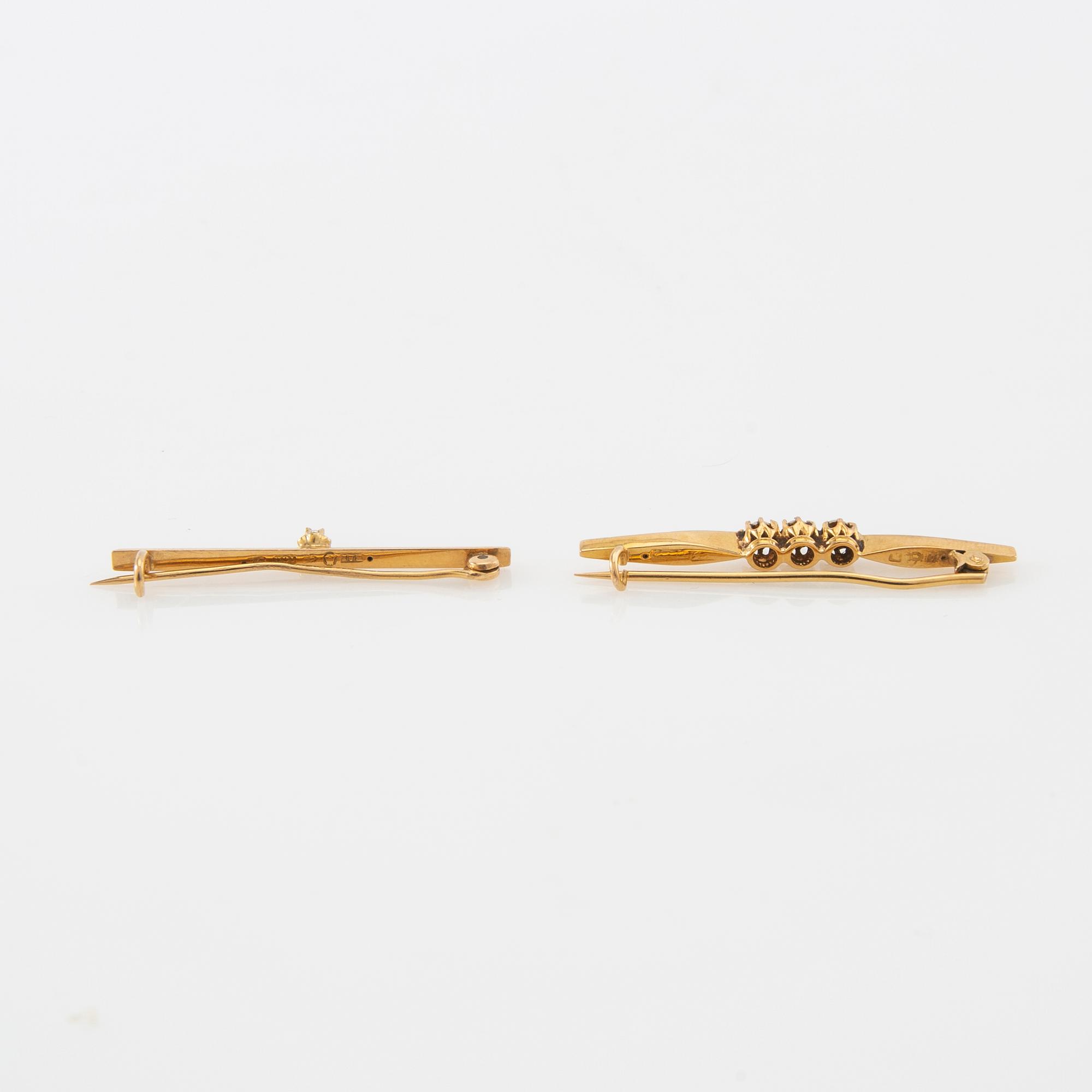 Broscher 2 st 18K guld med odlade pärlor, bland annat av Rudolf Albertini Stockholm 1917.