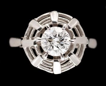 1034. RING med briljantslipad diamant ca 1 ct.