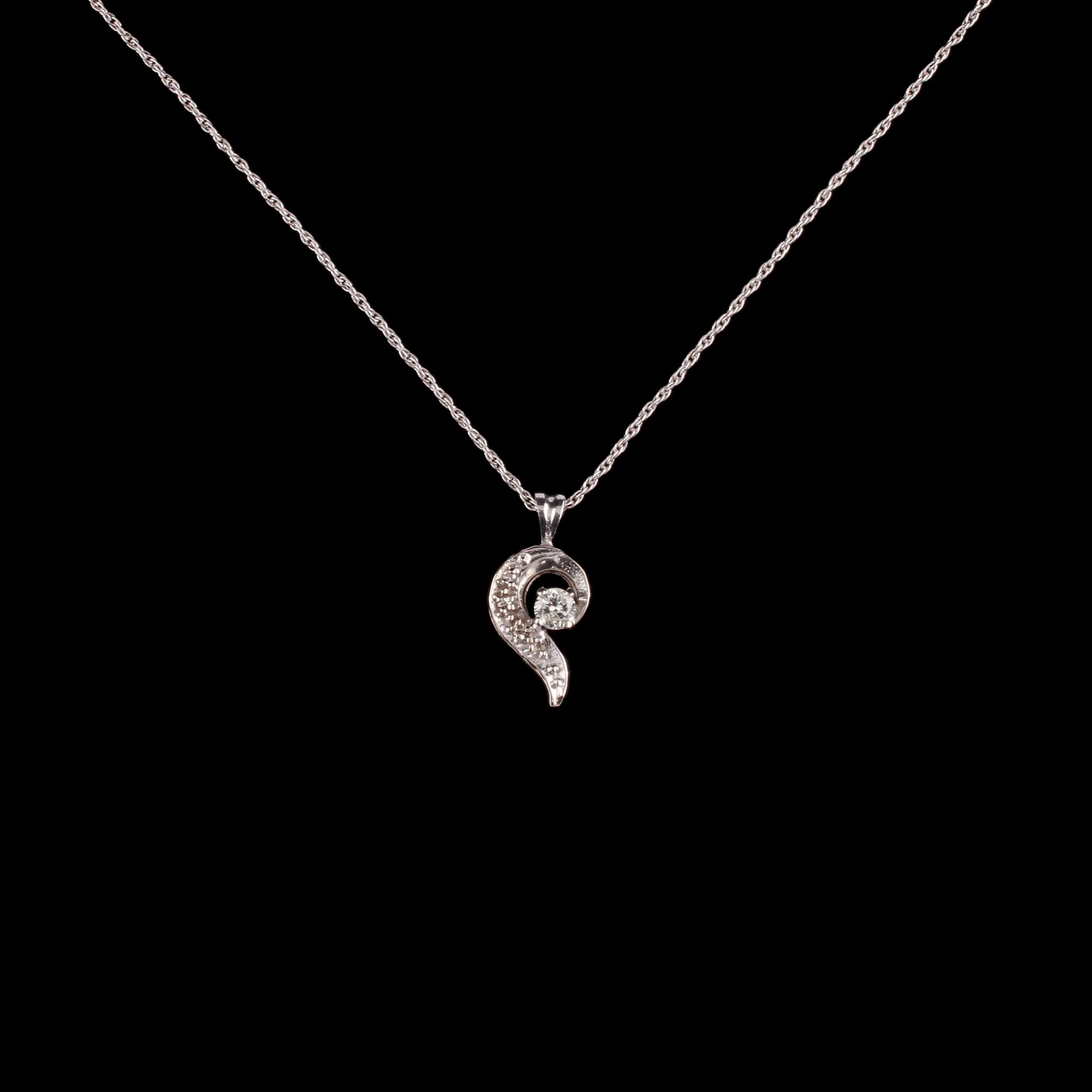 HÄNGE, 14k vitguld med 4 åttkantslipade diamanter samt en briljantslipad diamant ca 0.15 ct. Vikt 2 g.
