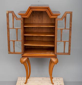 VITRINSKÅP, 1900-talets mitt.