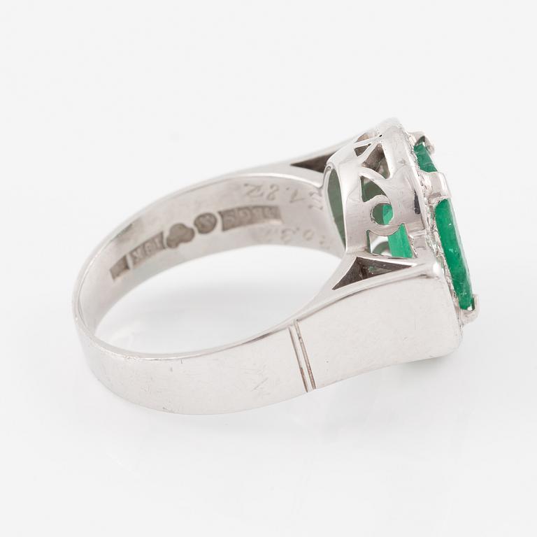 Ring, 18K vitguld med smaragd och åttkantslipade diamanter.