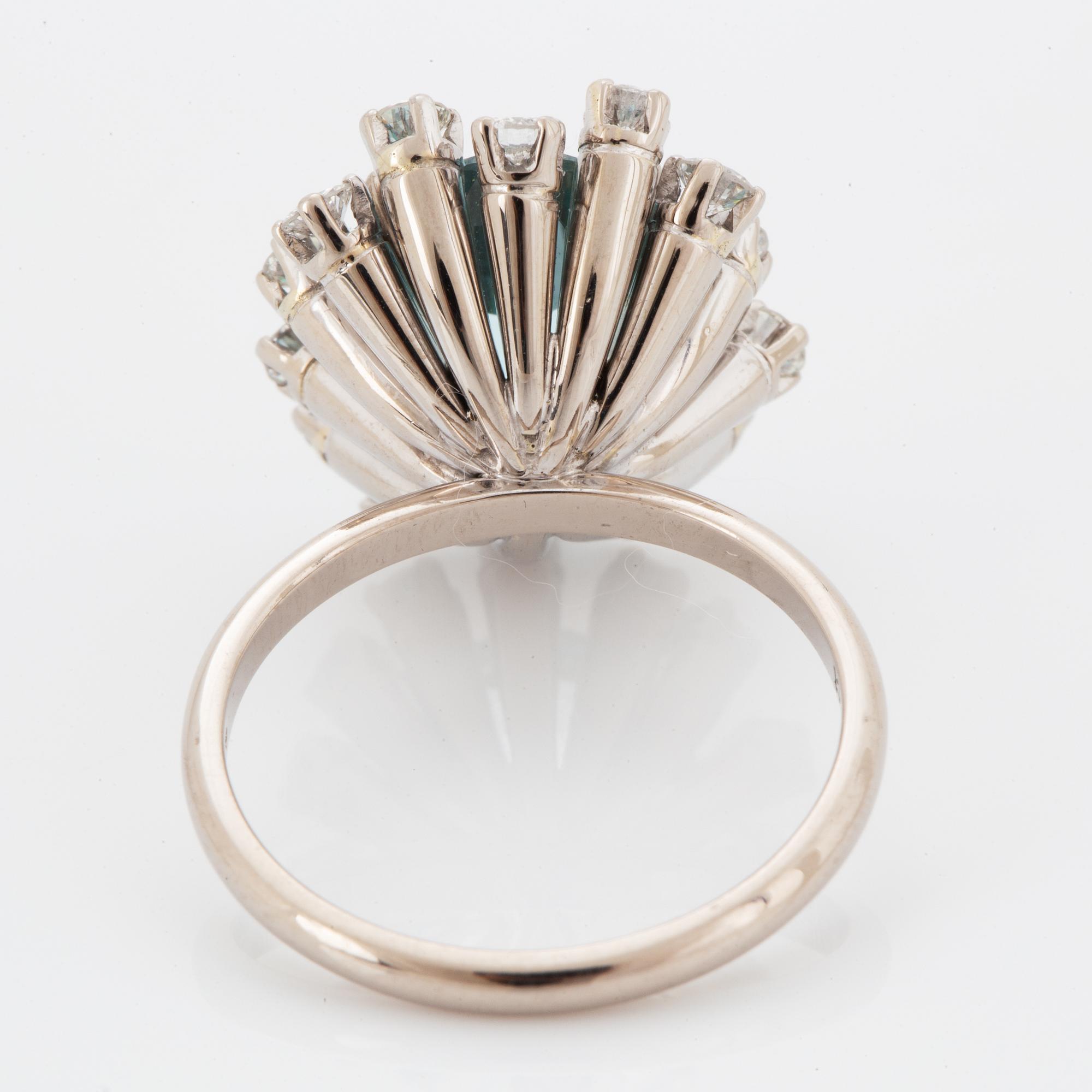 COCKTAILRING, med akvamarin och briljantslipade diamanter.