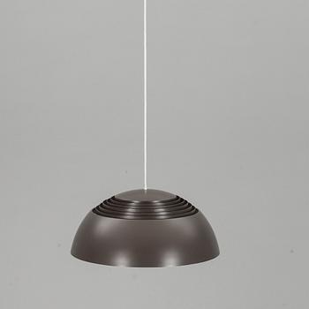 TAKLAMPA, "AJ Pendeln", Arne Jacobsen, Louis Poulsen, Danmark, 1900-talets andra hälft.