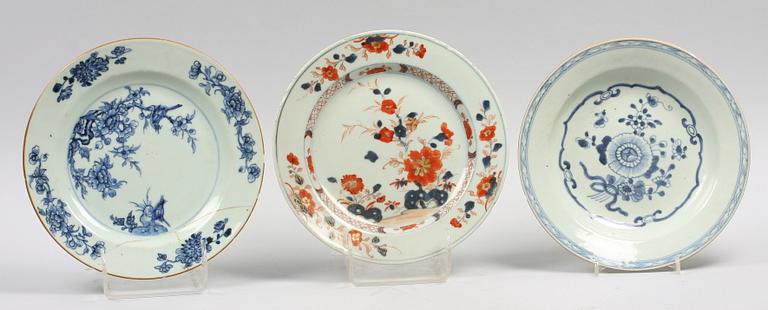 TALLRIKAR, 3 st. Porslin, Kina, 1700-tal.