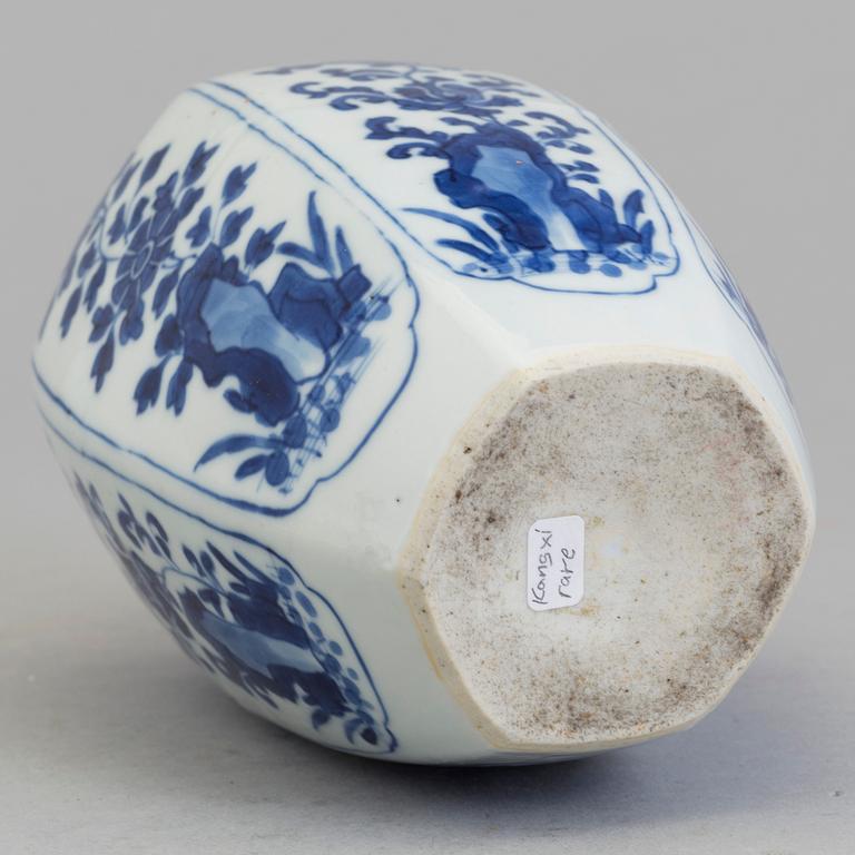 A blue and white tea caddy, Qing dynasty, Kangxi (1662-1722).