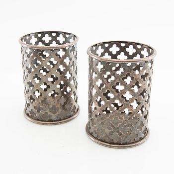 Firma Svenskt Tenn, flaskställ ett par av vitmetall modell nr 2562, samt fat av tenn, Stockholm 1900-talets andra hälft.