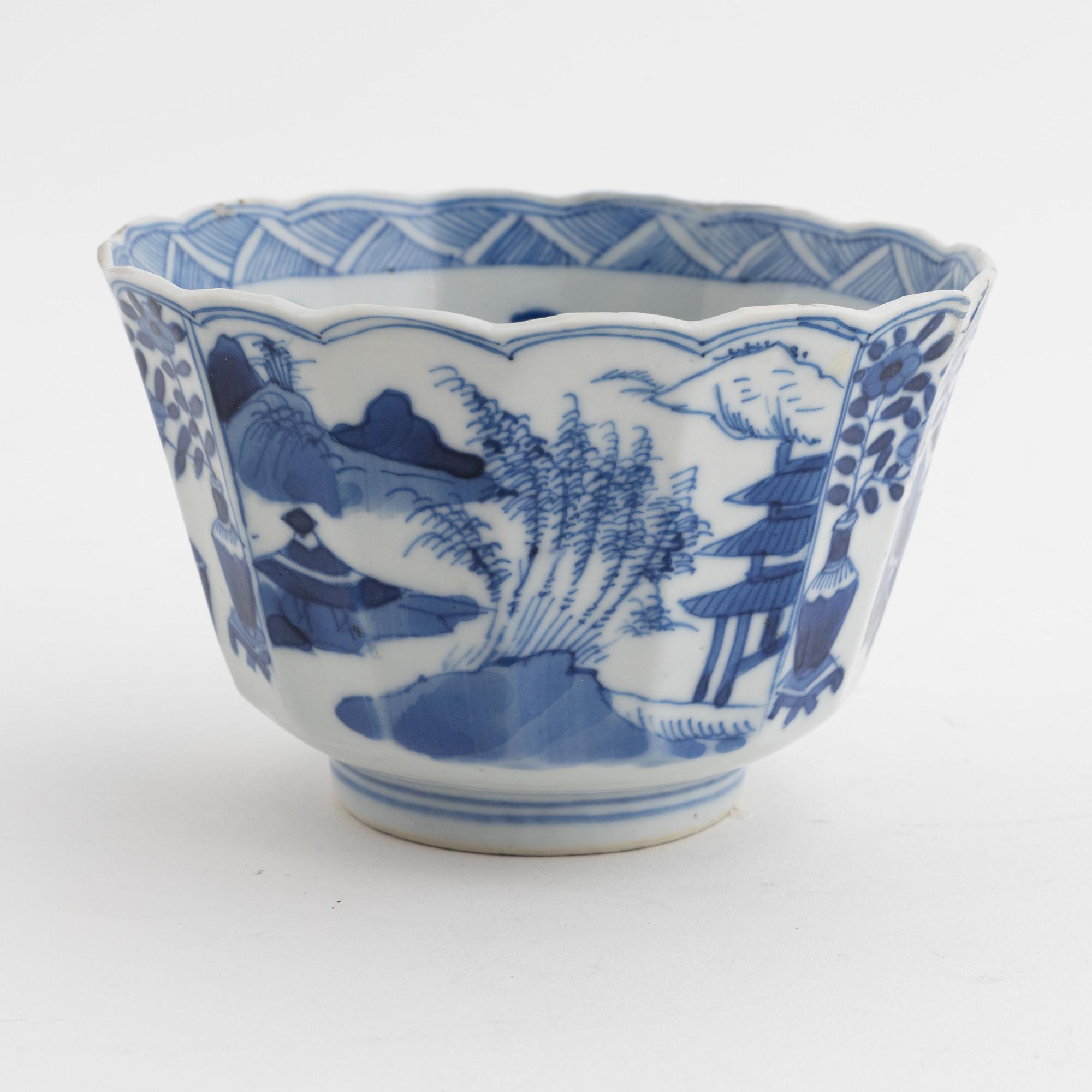 A Chinese blue and white faceted porcelain cup or bowl, Qing dynasty, Kangxi (1662-1722).